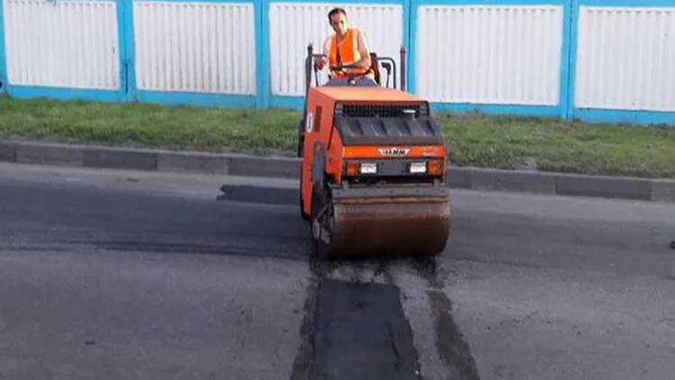 Яму во дворе на Мраморной улице в Подольске заделают до 8 августа