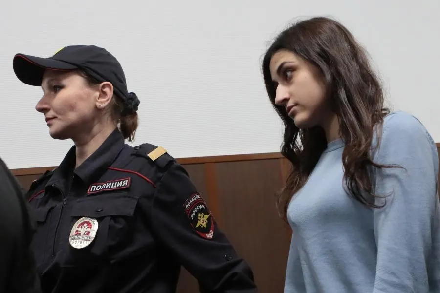 Кристина Хачатурян (справа), обвиняемая в убийстве своего отца Михаила Хачатуряна