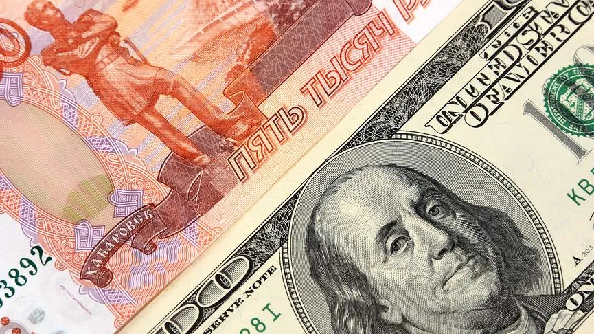 Россиянам посоветовали не торопиться с обменом рубля на доллары или евро