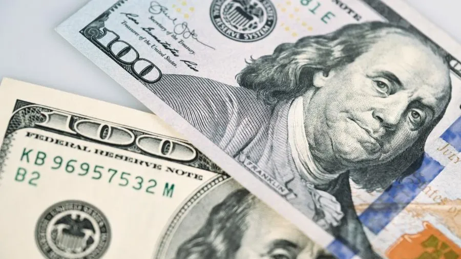 Центробанк снизил курс доллара на 1 августа
