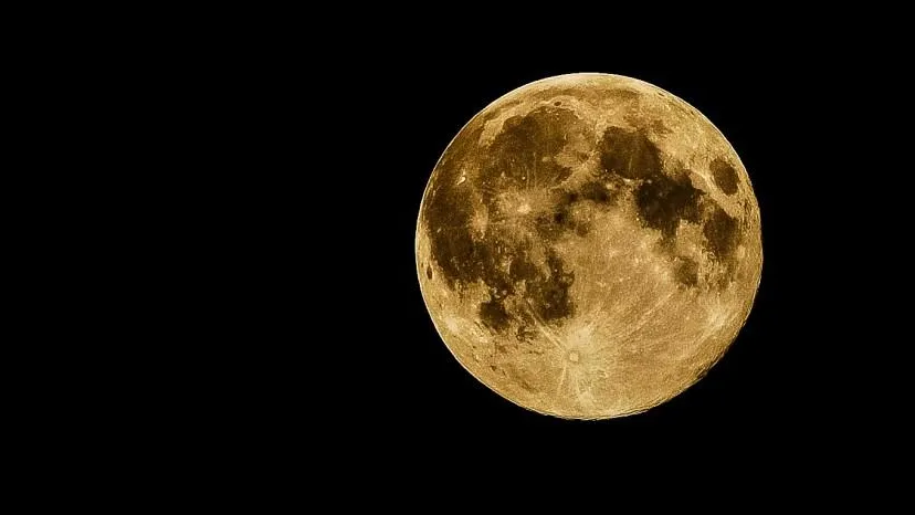 Астронавты NASA хотят высадиться на Луну в костюмах от Prada
