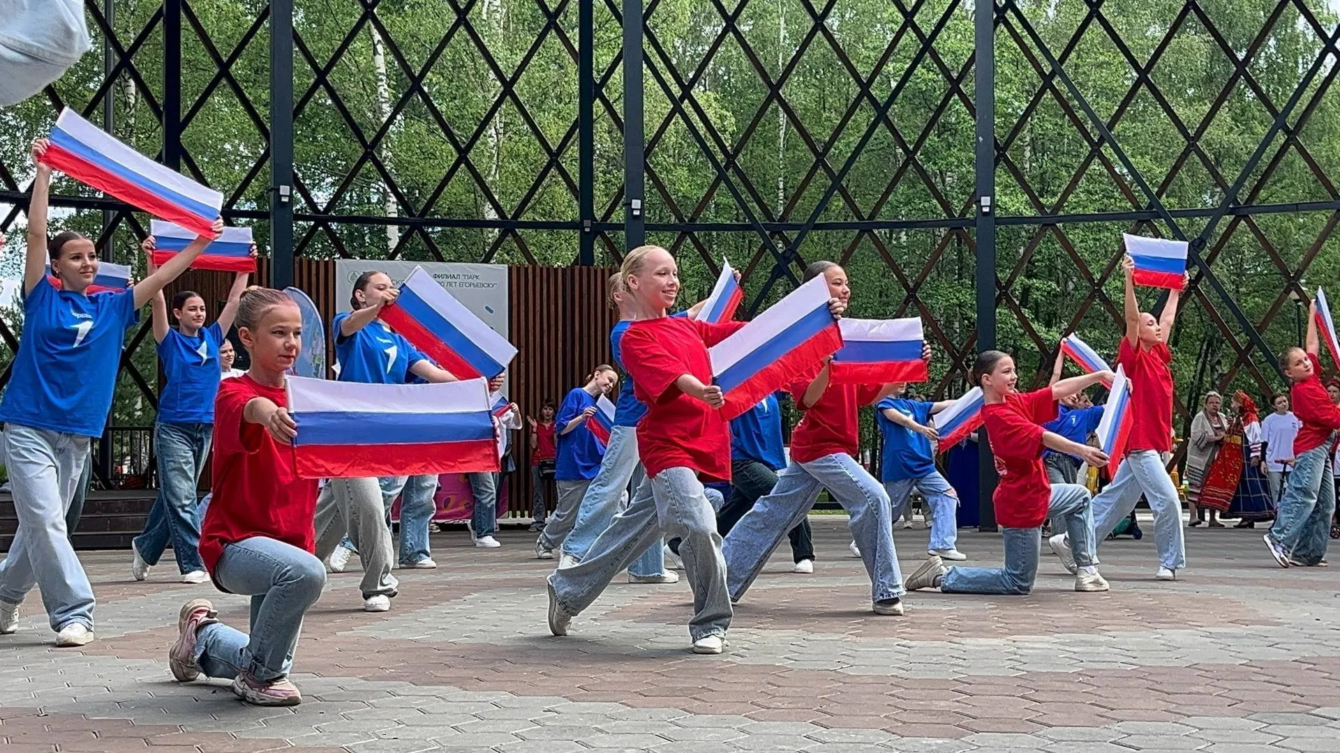В главном парке Егорьевска отметили День России