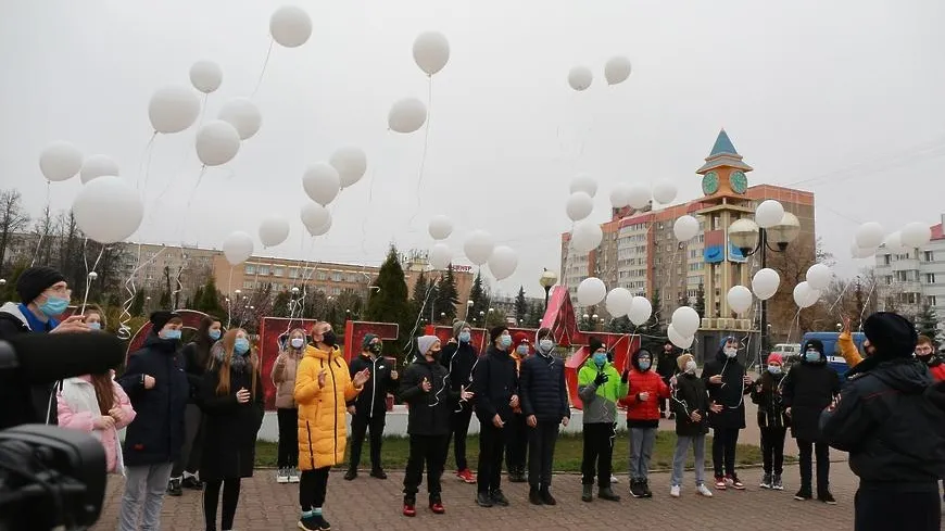 Сотрудники ГИБДД Подольска выпустили в небо белые шары в память о погибших в ДТП
