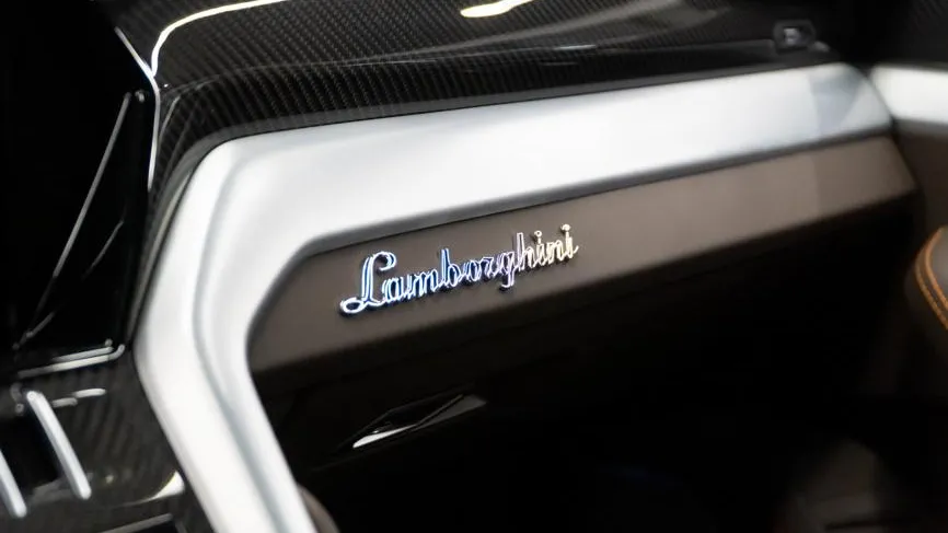 «Извиняйте, торопимся»: автоблогер показал, как лихачит по Москве на Lamborghini
