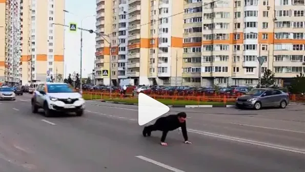 Видео с отжимающимся на проезжей части человеком заинтересовало жителей Красногорска