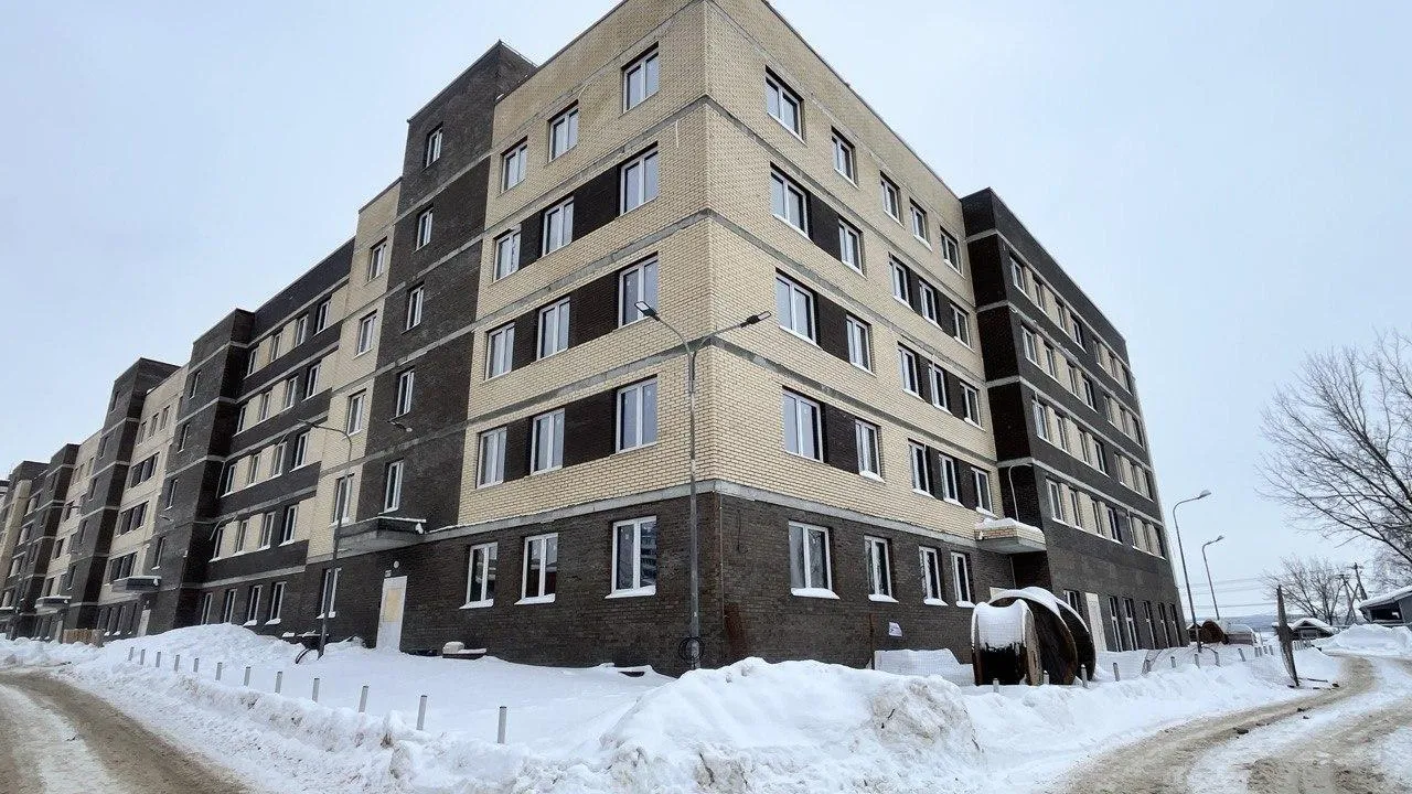 В Озерах завершается строительство дома для переселенцев из аварийного жилья