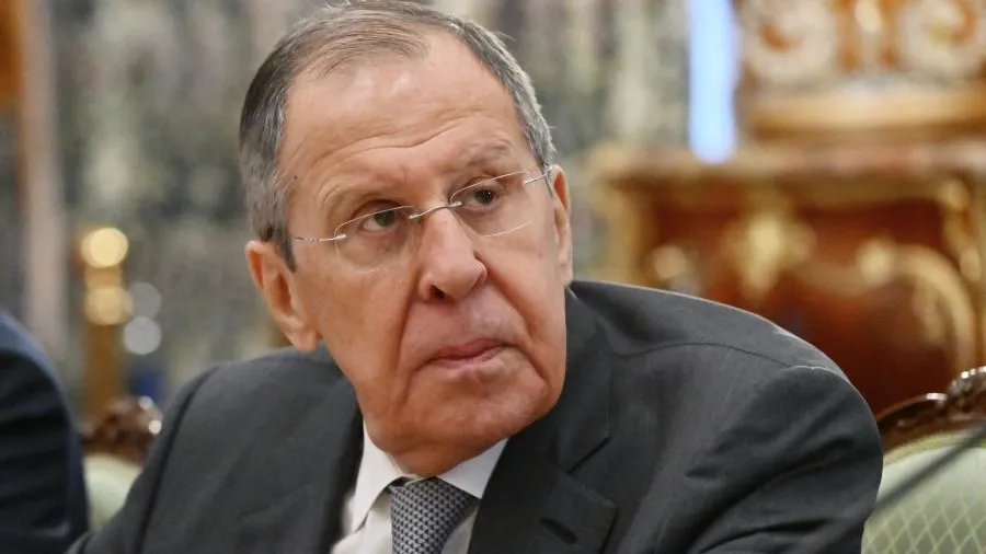 Лавров ответил, почему пожал руку Макрону