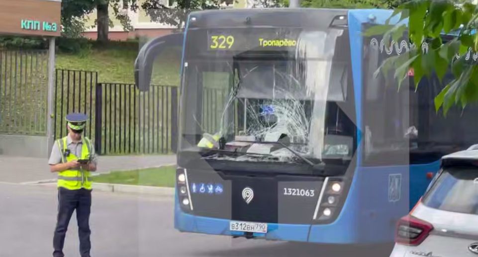 На западе Москвы в ДТП с автобусом пострадал пешеход