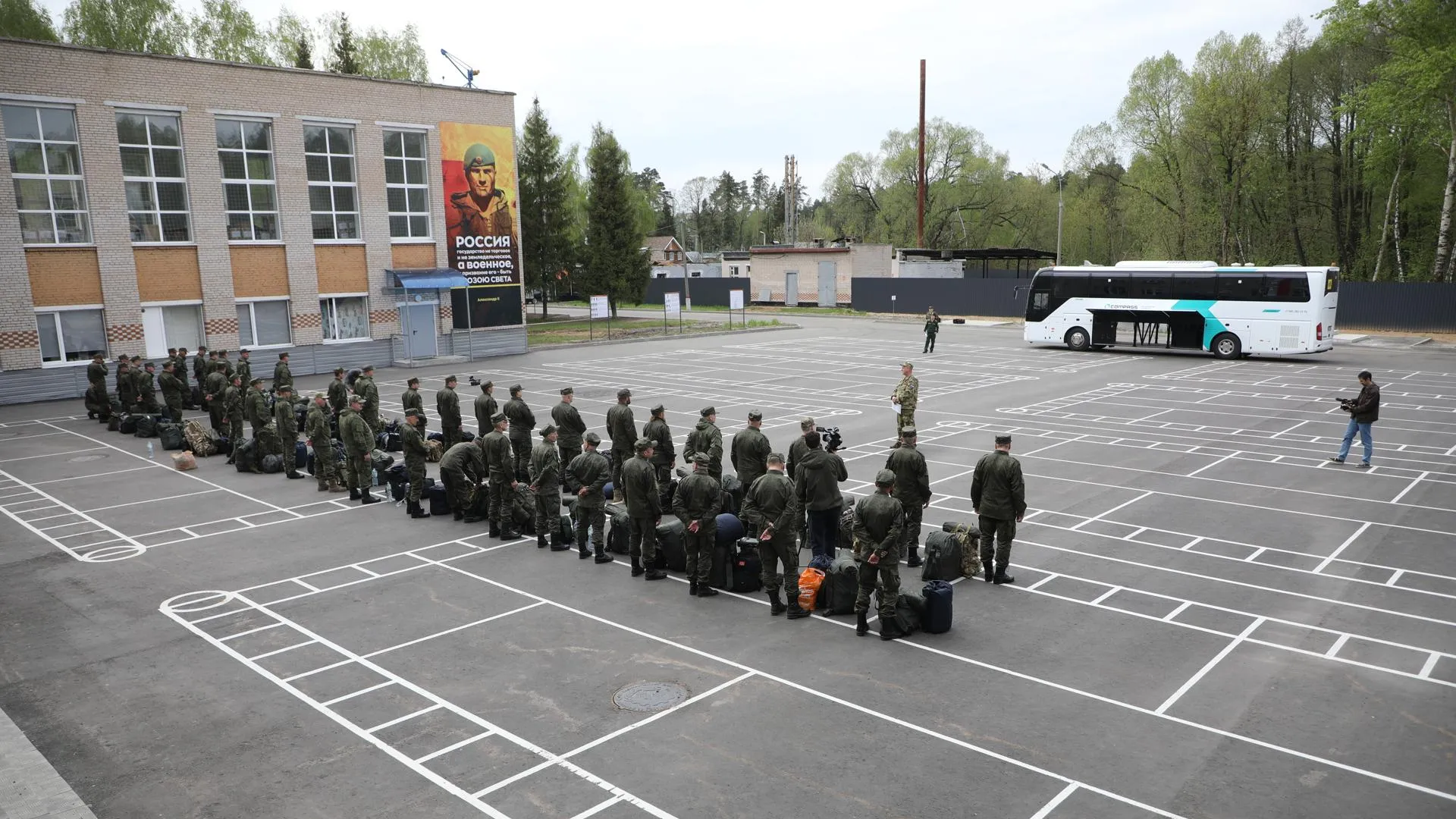 Один день в пункте отбора контрактников в Балашихе: как проходит прием, подготовка и отправка бойцов