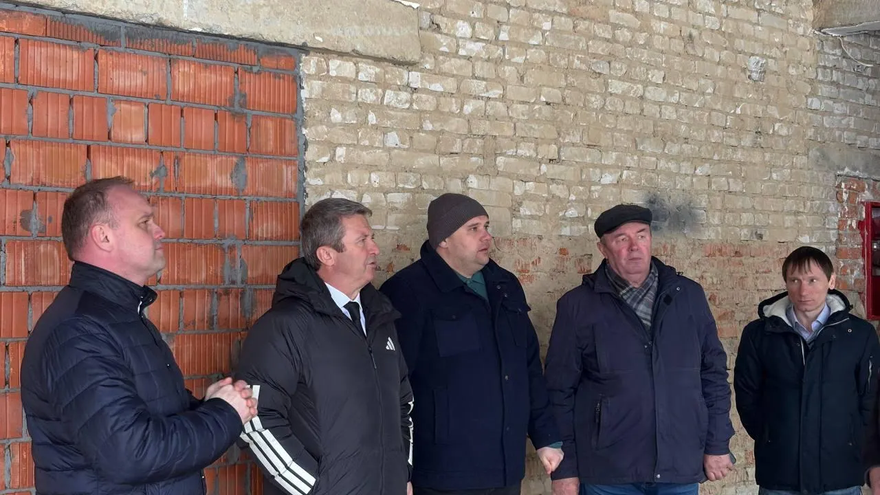Олег Рожнов проверил ход ремонта школы в городском округе Молодежный