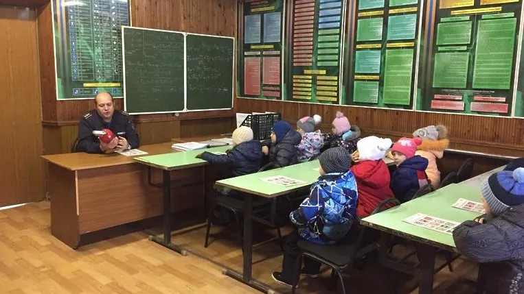 Огнеборцы Подольска рассказали воспитанникам детсада о правилах пожарной безопасности
