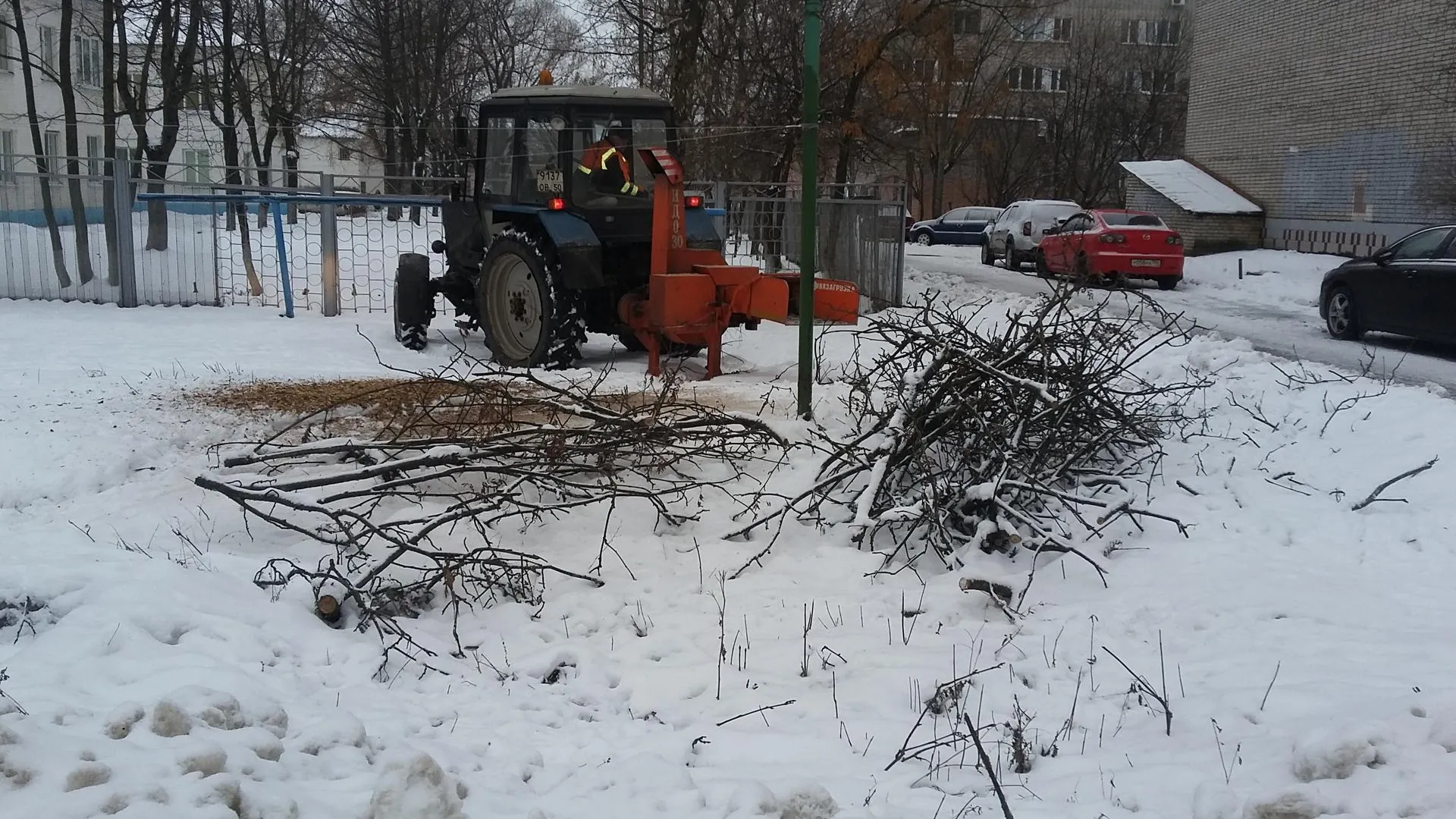 Спиленные ветки убрали в микрорайоне Подольска по просьбе жителя