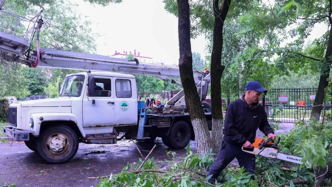 Коммунальные службы Подольска устраняют последствия шторма 13 июня