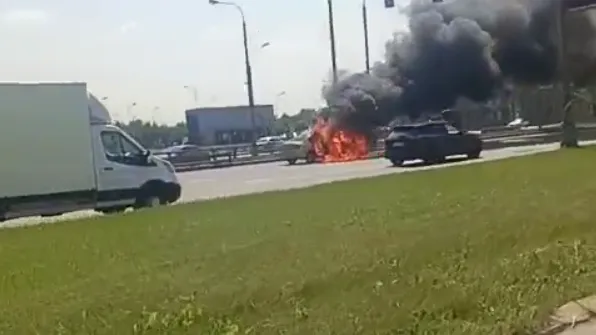 Страшные кадры: автомобиль выгорел на Варшавском шоссе в Москве — видео