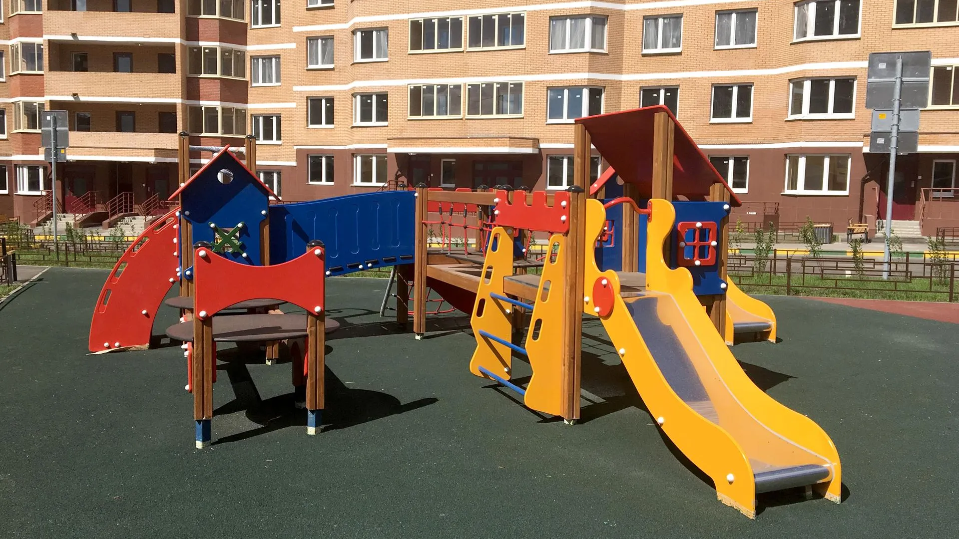 Два жилых дома построили в составе ЖК «Зеленые аллеи» в Ленинском районе