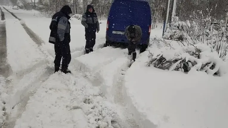 Сотрудники «Мособлгаза» помогли ветерану расчистить двор от снега в Дмитрове