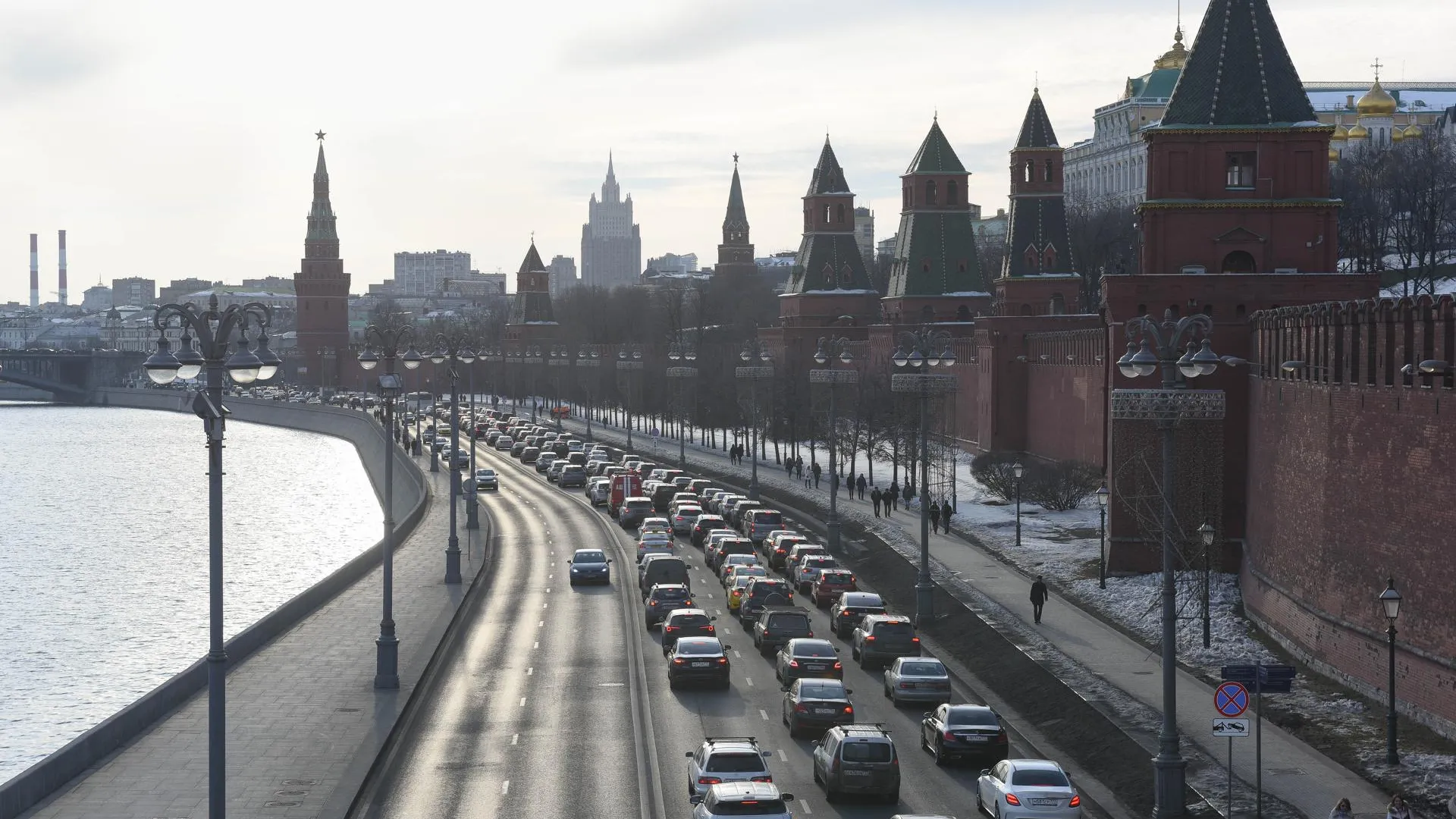 Столичных водителей предупредили о сильных порывах ветра