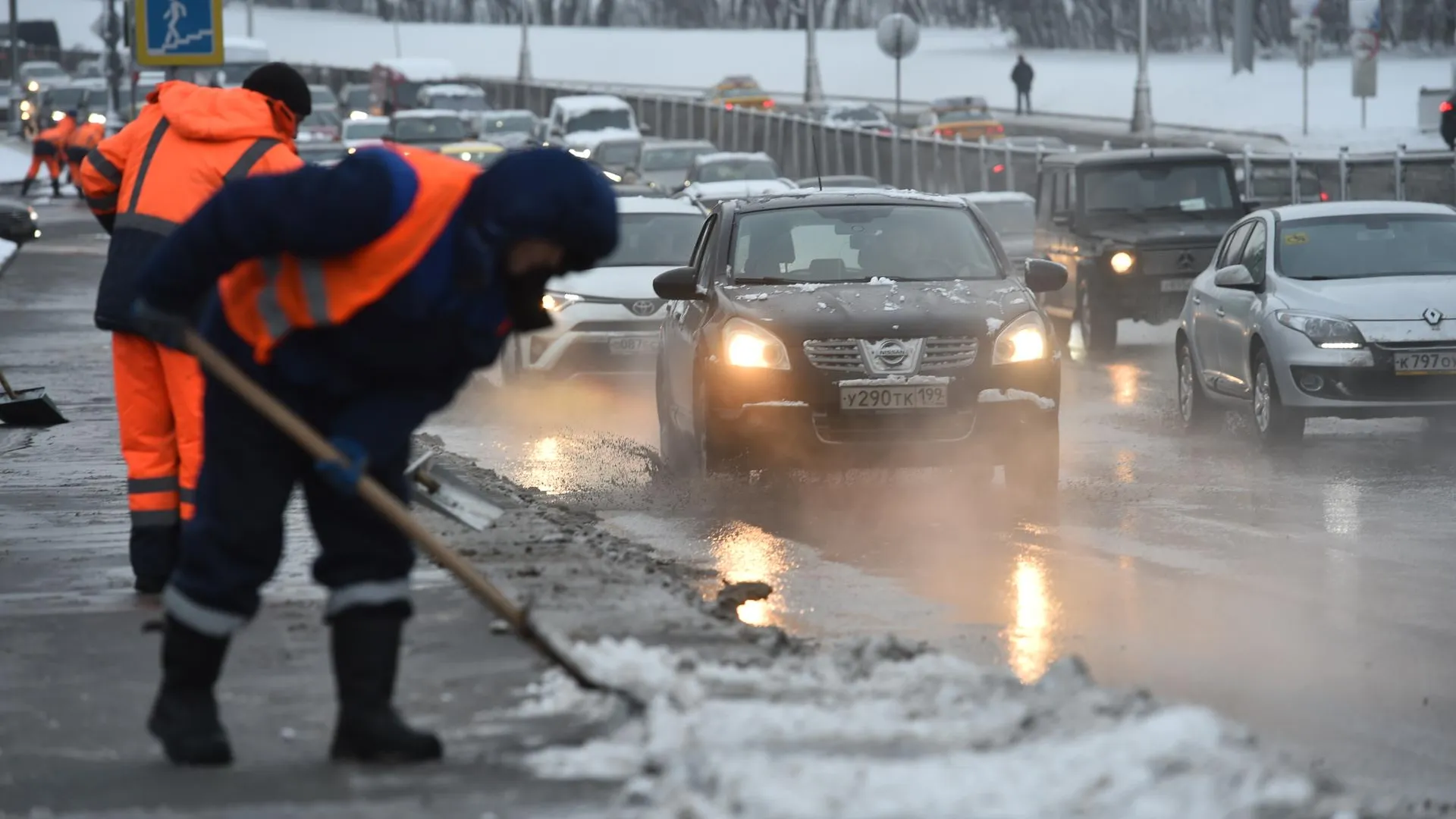 Более 900 рабочих убирают улицы и дворы Балашихи от снега