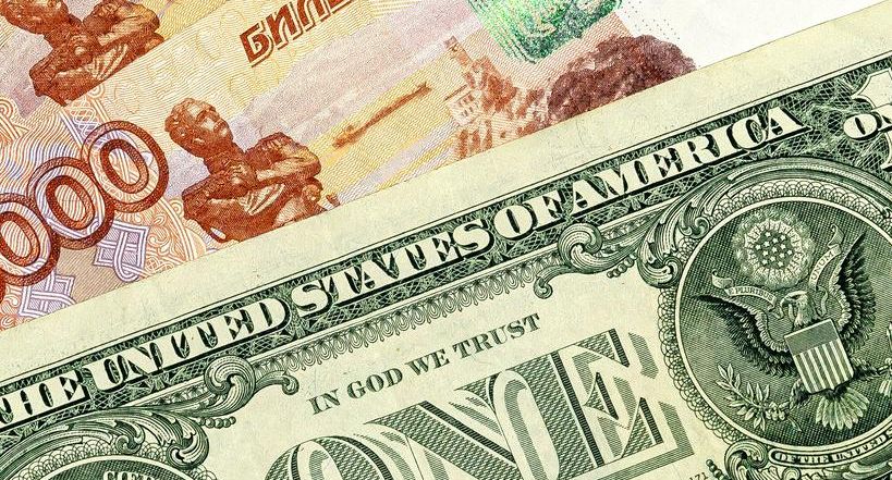 ЦБ снизил официальный курс доллара на 5 августа до 79,6736 рубля