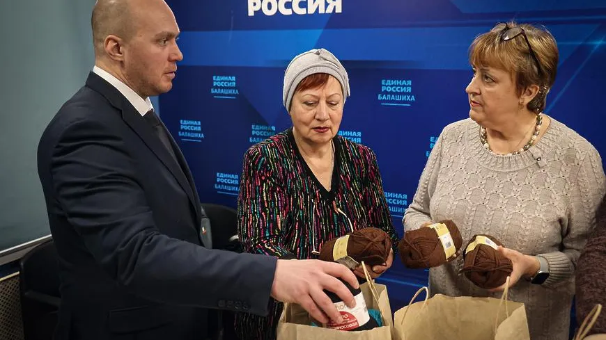 Пенсионеры Балашихи свяжут около 100 пар теплых носков для военнослужащих СВО