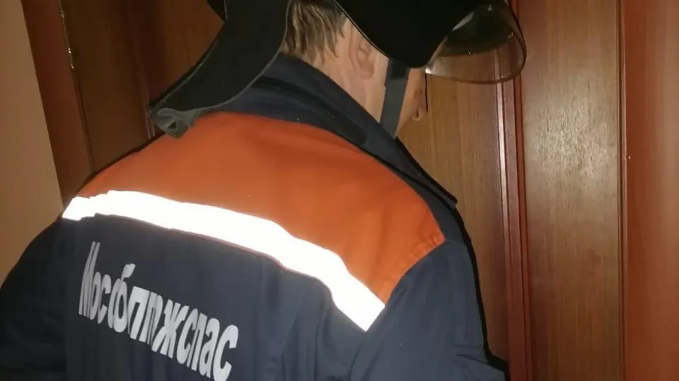 В Луховицах спасатели освободили из запертой квартиры пенсионерку со сломанным бедром