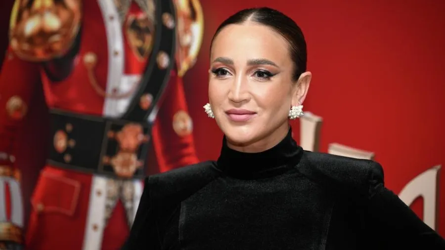 Бузова едва не подавилась новогодней бумажкой и сожгла пальцы под бой курантов