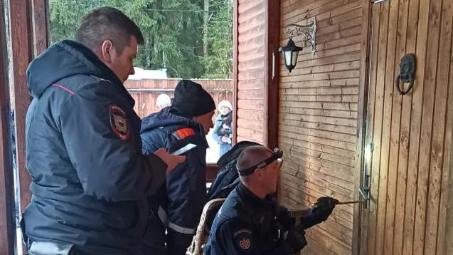 Подмосковные спасатели деблокировали дверь дома, где находился мужчина с инсультом