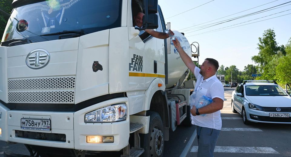 В Ленинском округе раздали воду водителям и пассажирам в период аномальной жары
