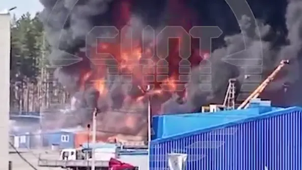SHOT: склад с химикатами полыхает в Свердловской области