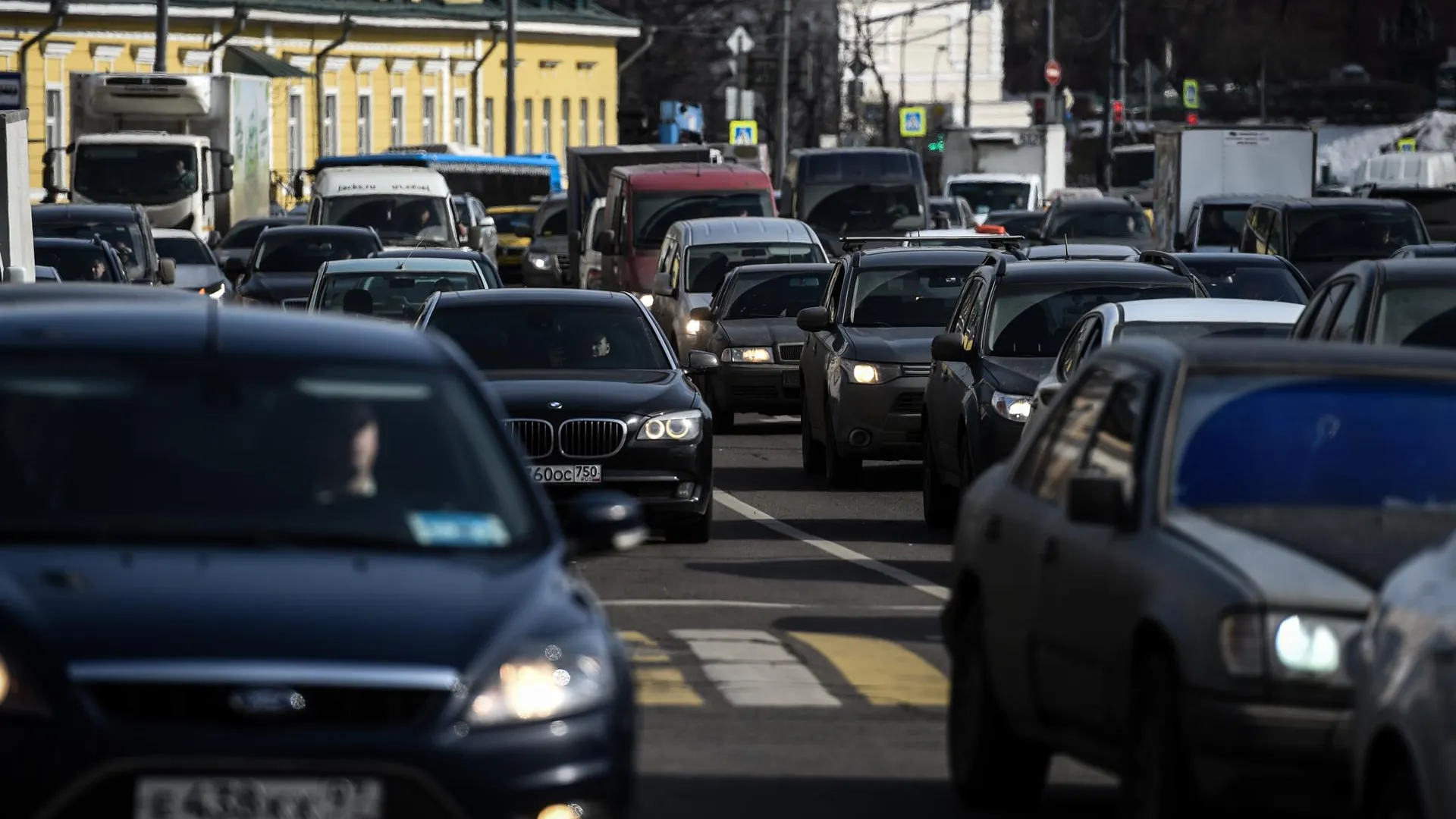Пробка длиной более 2 км образовалась в центре Подольска