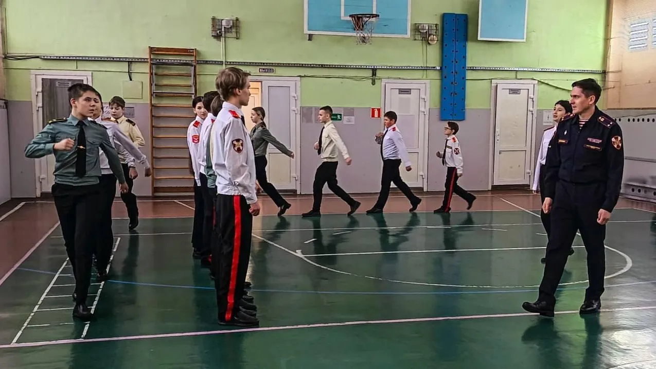 Офицер Росгвардии провел строевое занятие для кадетов в Электростали