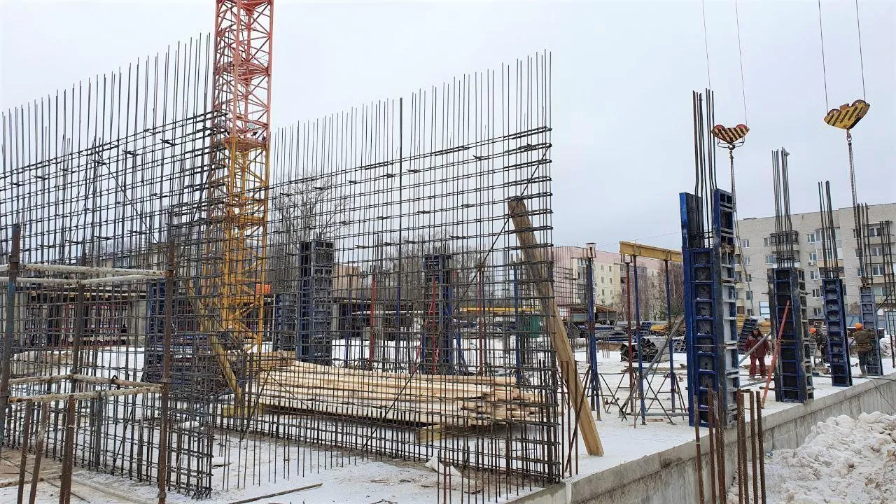 Строители приступили к возведению первого этажа школы в Орехово‑Зуеве