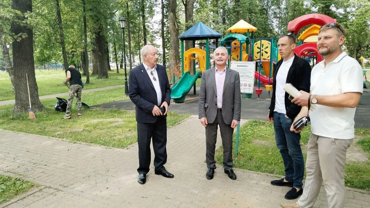 Депутат Мособлдумы оценил состояние детской площадки в Балашихе