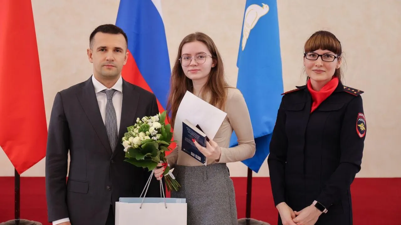 Семи беженцам из ЛДНР вручили паспорта гражданина РФ в Реутове