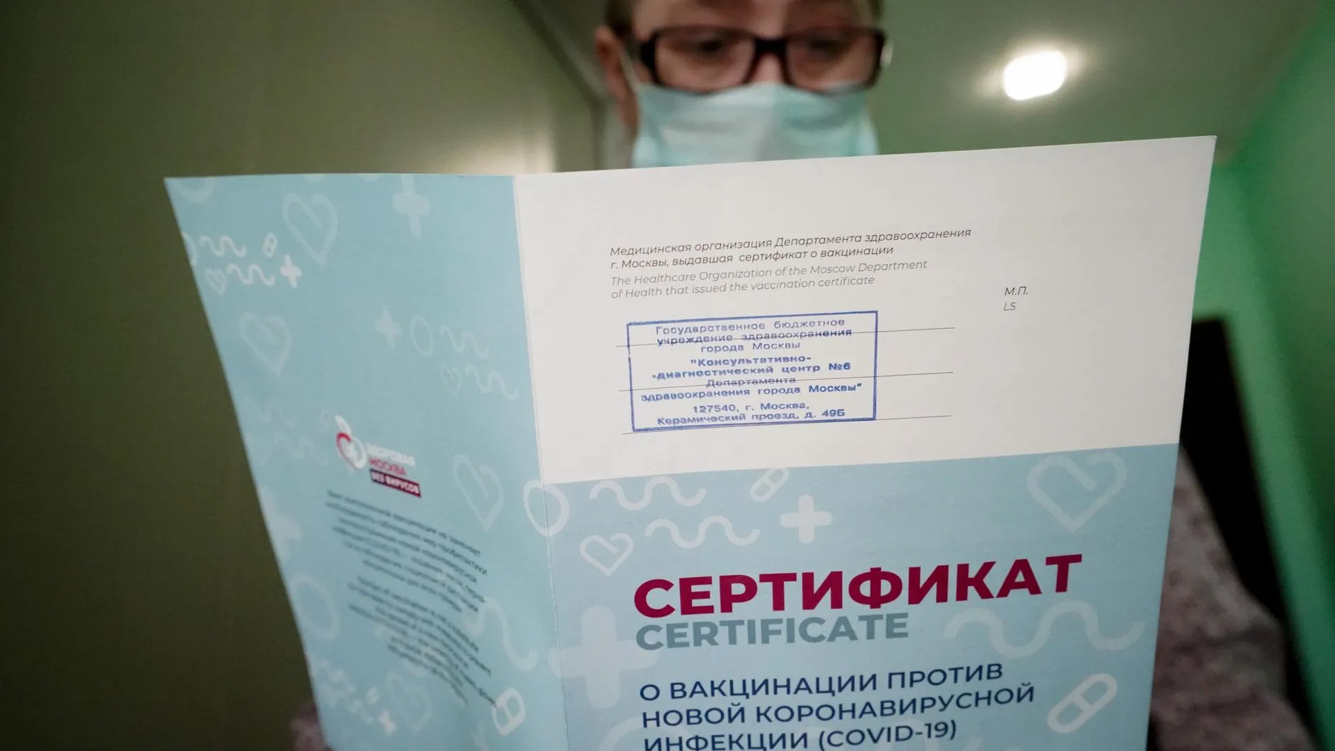 Около 1,5 млн пожилых москвичей вакцинировались от Covid‑19 за год