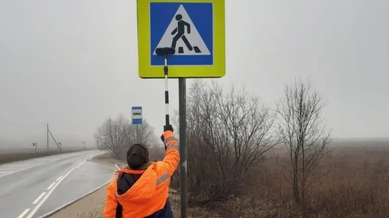 На дорогах в 10 округах Подмосковья дорожники отремонтировали знаки