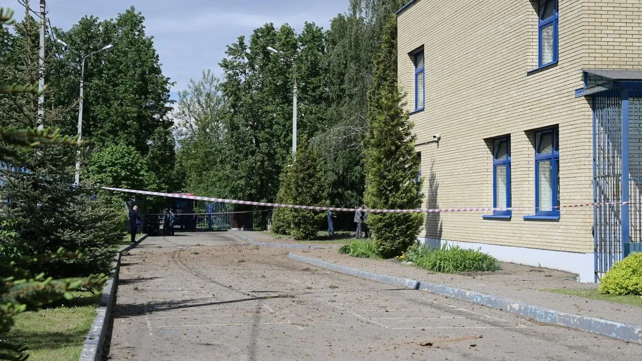 Фрагмент беспилотника упал на территорию детского сада в Домодедове