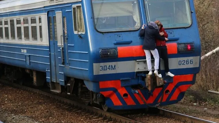В Подольске группа подростков каталась на крыше электрички