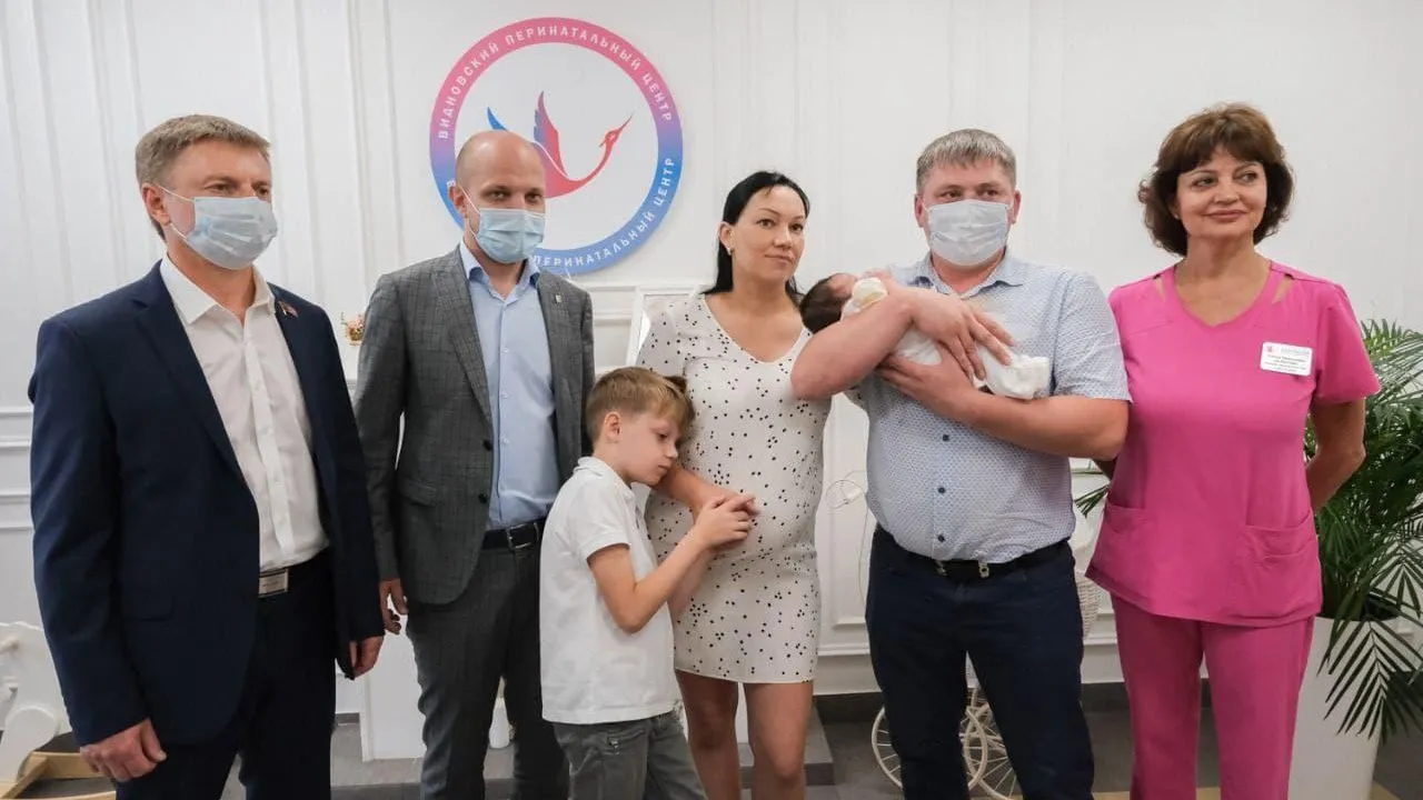 Абаренов поздравил родителей 50‑тысячного ребенка в Видновском перинатальном центре