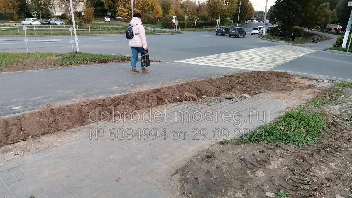 Рабочие отремонтируют тротуар на Ленинградском проезде Подольска до 16 ноября