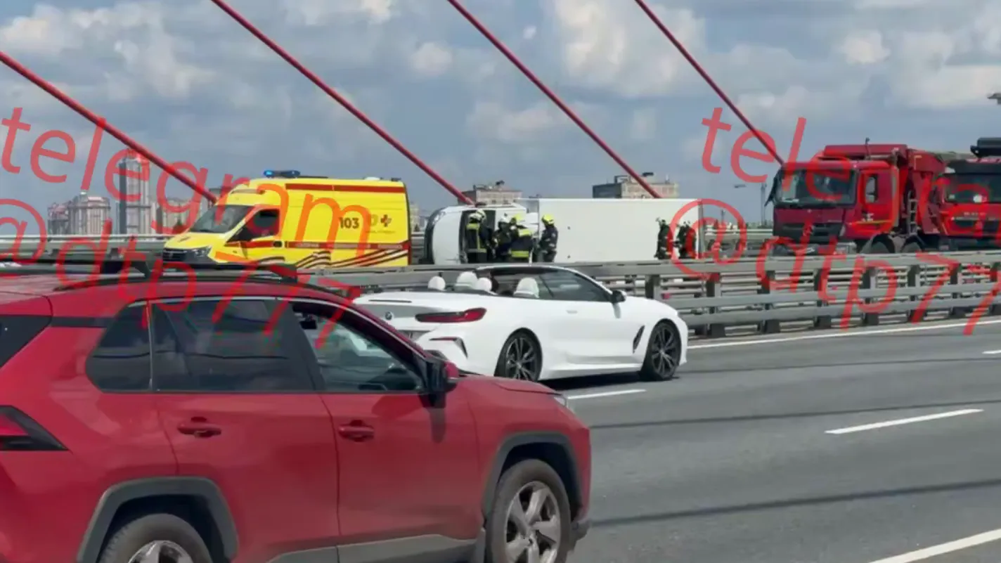Пробка на 2 км растянулась на Живописном мосту из-за ДТП