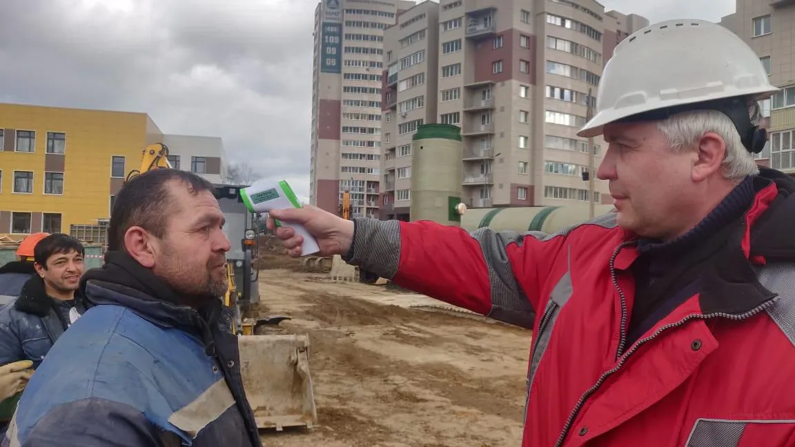 Рабочим на стройках бюджетных объектов Подмосковья начали измерять температуру