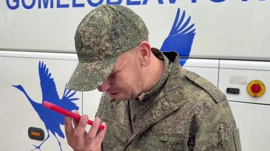 Освобожденный из плена российский боец расплакался во время звонка родным