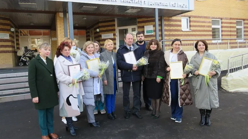 Ключи от мобильного комплекса передали директору НИКИ детства в Мытищах