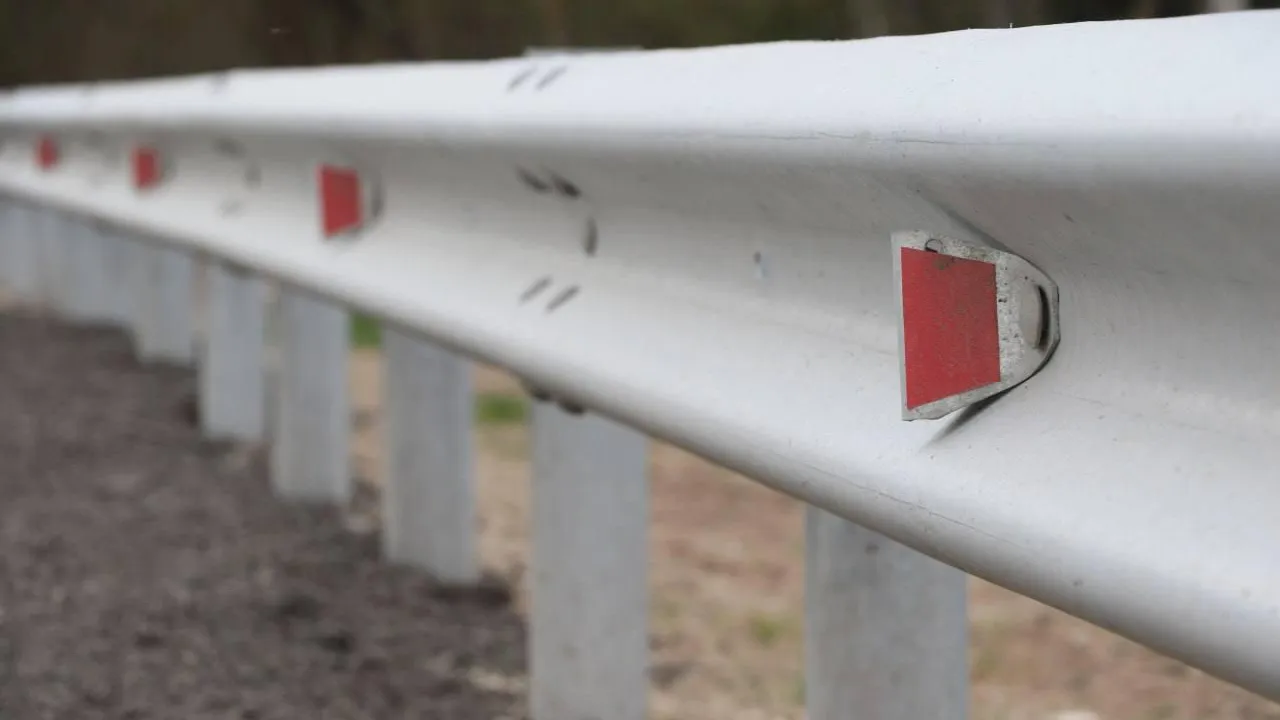 Дорожники отремонтировали ограждения на семи дорогах Подмосковья