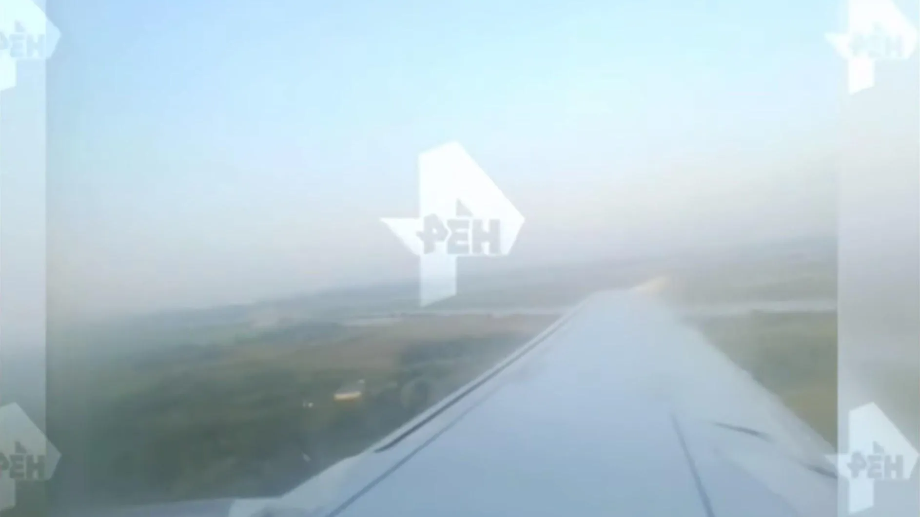 СК изучает видео, снятое пассажирами на борту экстренно севшего лайнера в Подмосковье