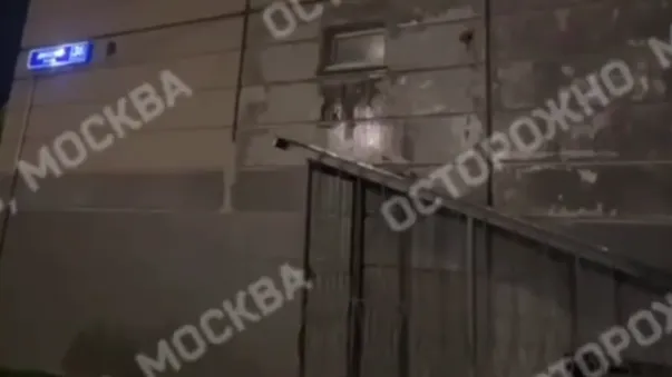 Многоэтажный дом на севере Москвы затопило кипятком из-за прорыва трубы