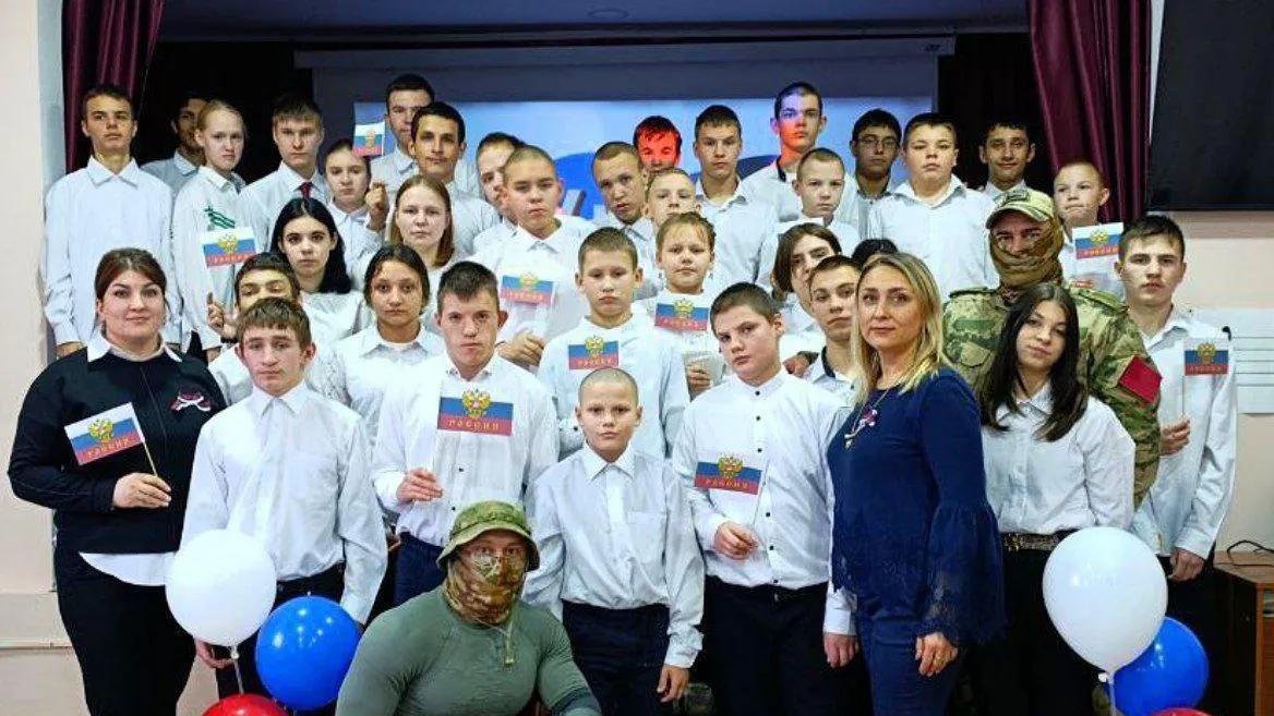 Сотрудник Росгвардии провел урок мужества для школьников Курской области