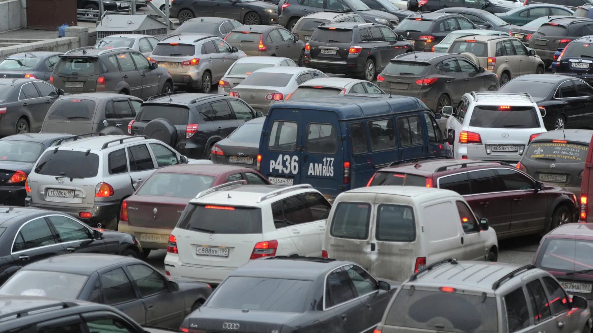 Ограничение движения в районе развязки с МКАД стало причиной пробки в Красногорске