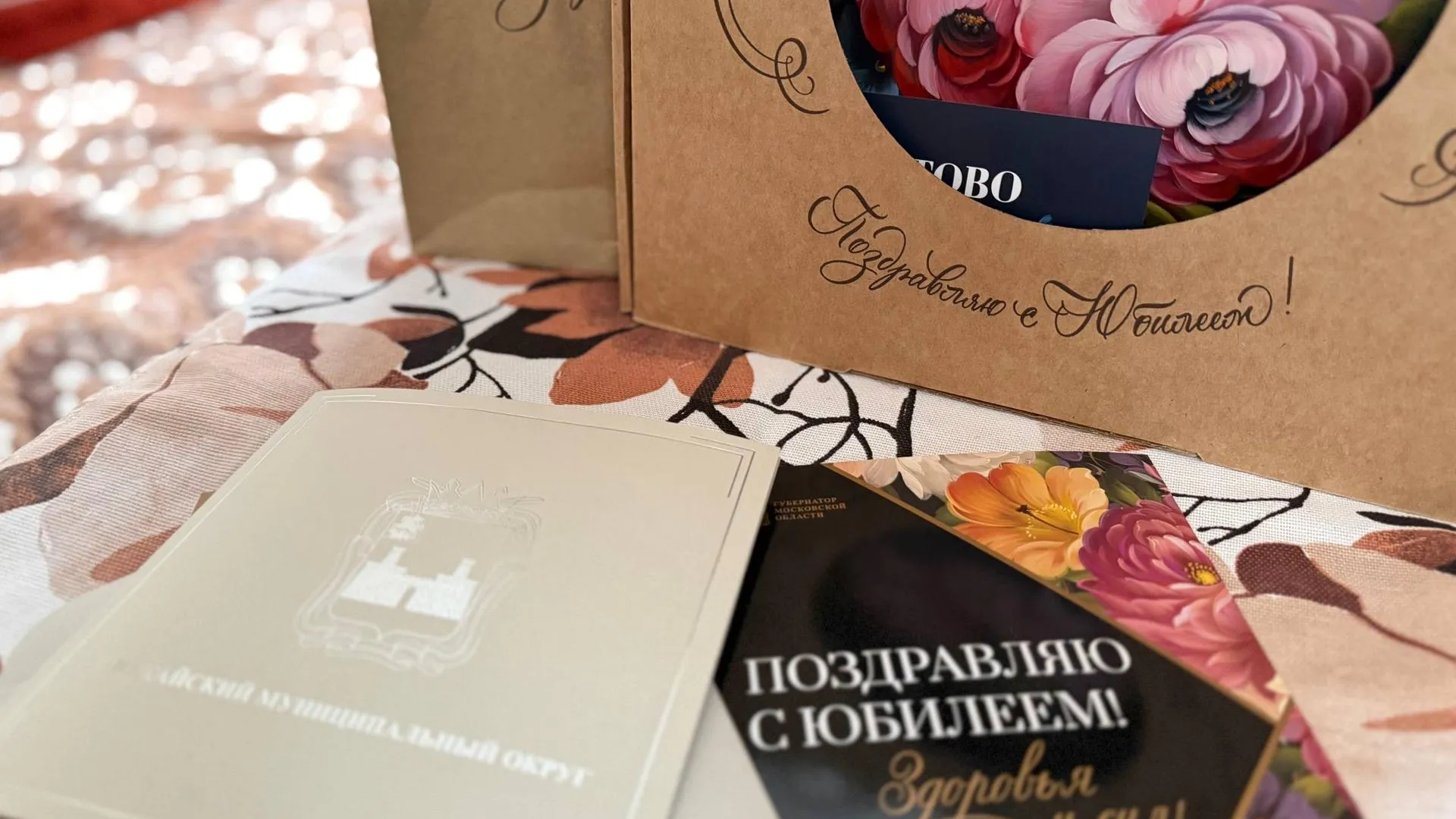 Ветерана труда Нину Сергееву поздравили с 85-летием в Можайском округе